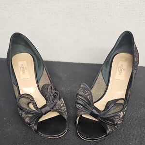 VALENTINO LACE BOW PEEPTOE PUMPS BFPM-02-038